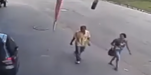 Video registra impactante momento en que llanta golpea a un hombre en calle de Brasil