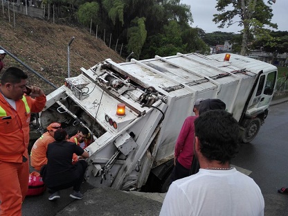 En vía pública de La Tebaida se hundió vehículo recolector de basura, (VIDEO)